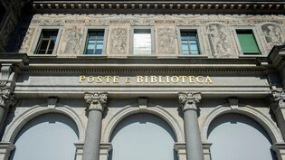 Zwei Institutionen unter einem Dach: Seit fünf Jahren ist die Stadtbibliothek Chur im ehemaligen Postgebäude zu Hause – «Poste», beziehungsweise «Post» auf der anderen Seite des Eingangs, lautet die Beschriftung auch heute noch, weil sich im Haus eine Postagentur befindet.