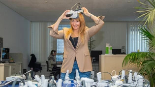 Die Ausbildung im Gesundheitsbereich wird digitaler: Laraine Redmond, Geschäftsführerin der Churer 3-D-Agentur Pixelmolkerei, zeigt, wie mit einer Virtual-Reality-Brille überall und jederzeit trainiert werden kann.