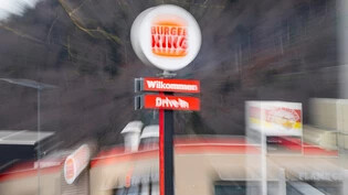 Schreibfehler: Auf dem Schild des Burger Kings in Chur am Ortseingang fehlt ein Buchstabe. Dieser Fehler wurde wochenlang nicht bemerkt.