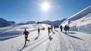 Laufen und Walken auf Schnee: Beim Laufevent in Arosa bietet fünf verschiedene Strecken an.