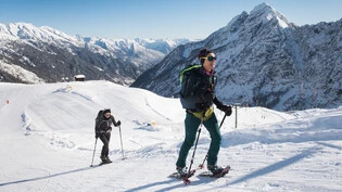 An der frischen Luft: Zwei Schneeschuhwandererinnen machen sich oberhalb von Bosco Gurin an den Aufstieg.