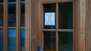 Stillstand: An der Tür des Lokals «Fondue Beizli» in der Churer Altstadt ist dieser Zettel zu finden. Darauf steht: «Restaurant ‹Fondue Beizli› bis auf Weiteres geschlossen.»