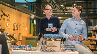 Die Marke wiederbeleben: Patrick (links) und Fabio Kohler stellen im Ladenlokal Pur Suisse in Chur die ersten Produkte der neuen Chocolat Grison vor, die unter anderem dort verkauft werden. 