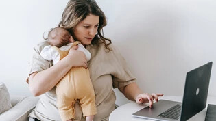 Starke Nerven: Eine Karriere zu haben und Mutter zu sein, kann auf Dauer zu einer grossen Belastung werden.