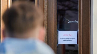 Seit Wochen kein Betrieb mehr: Der Zettel an der Tür des Restaurants «Jamie’s» informiert die Gäste, dass es hier aktuell weder Speis noch Trank gibt.