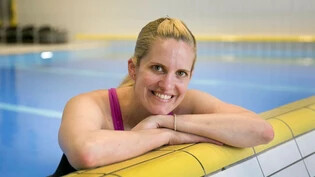 «Kein Plan B»: Nadja Szabo bietet unter anderem Babyschwimmkurse an und ist dafür auf ein Therapiebad im Glarnerland angewiesen.