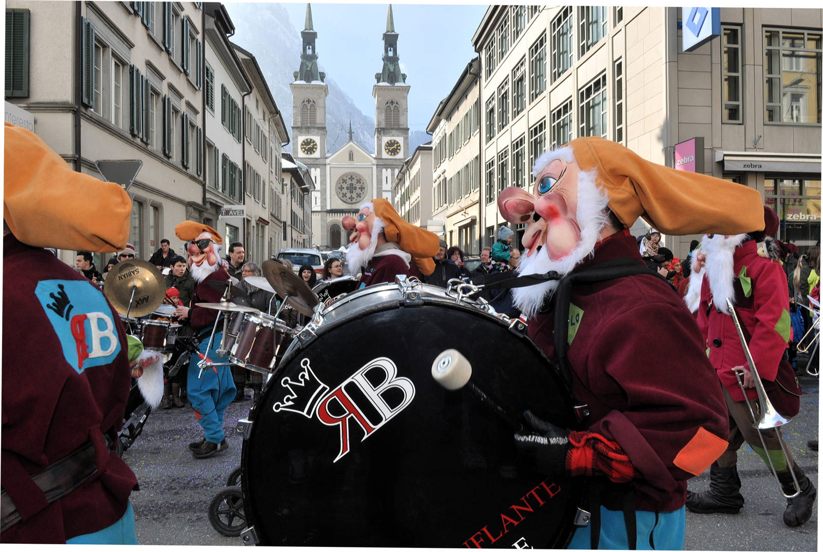 Laut, aber gut: Die Guggenmusik, hier in Glarus 2013, ist oft lauter als ein Presslufthammer. Geniessen kann man sie aber auch mit Gehörschutz.