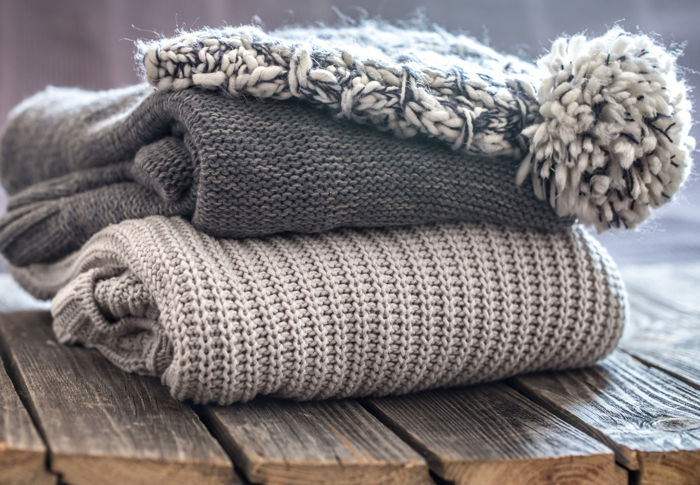 Halten im Winter warm: Kleider aus Naturfasern wie Wolle schützen vor Kälte.