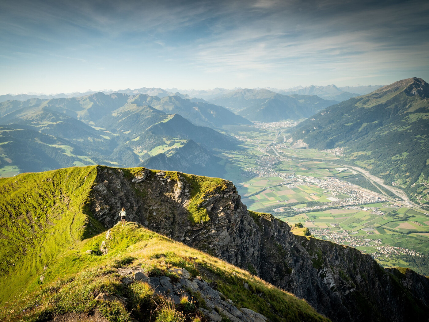 Bergaussicht: Der Vilan-Gipfel bietet ein Panorama auf das Rheintal, die Churfirsten und weitere bekannte Berge wie den Piz Bernina, Piz Kesch, Piz Linard und den Ringelspitz.