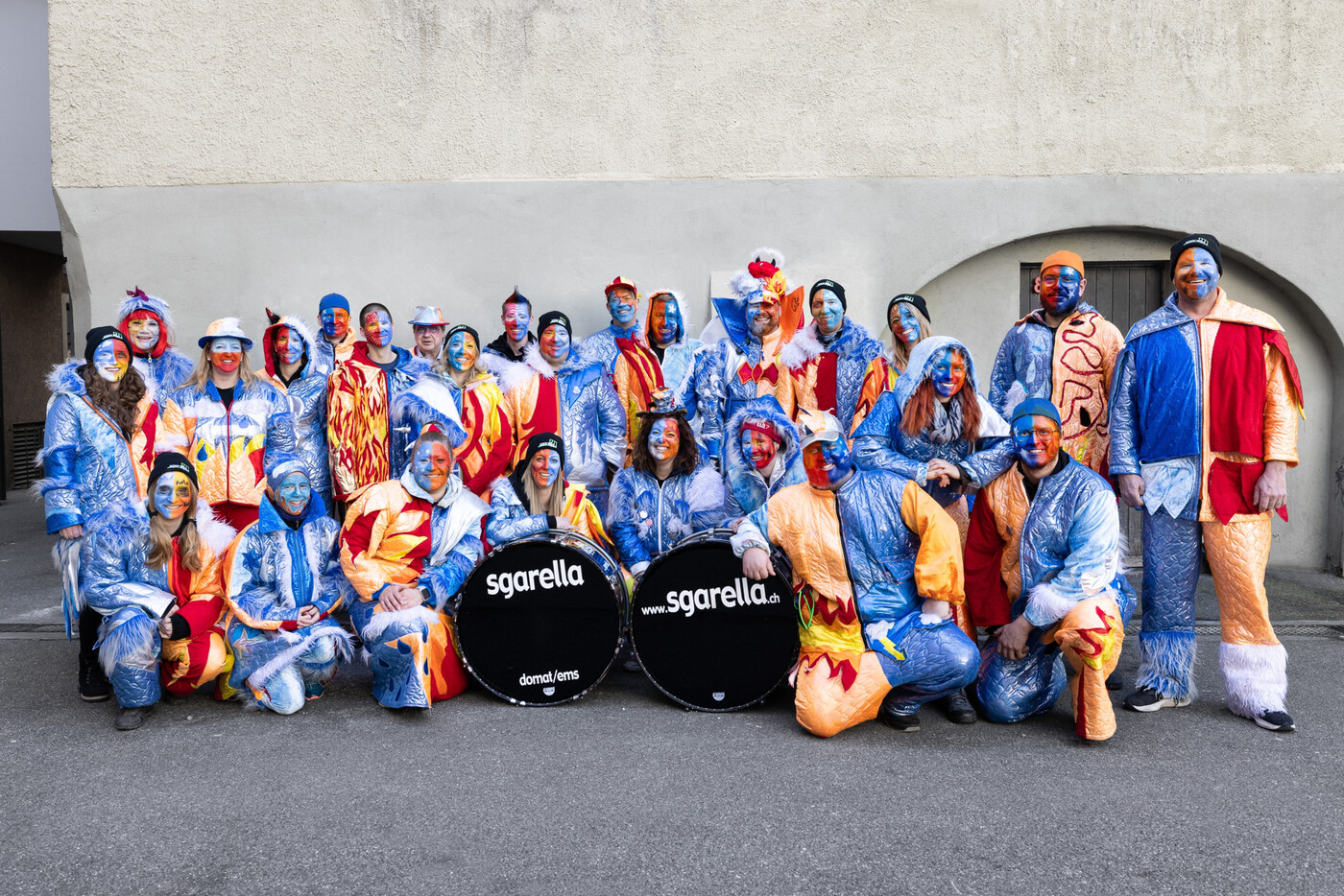 Bunte Vielfalt: Jedes Kostüm bei der «Sgarella»-Guggenmusik ist einzigartig.