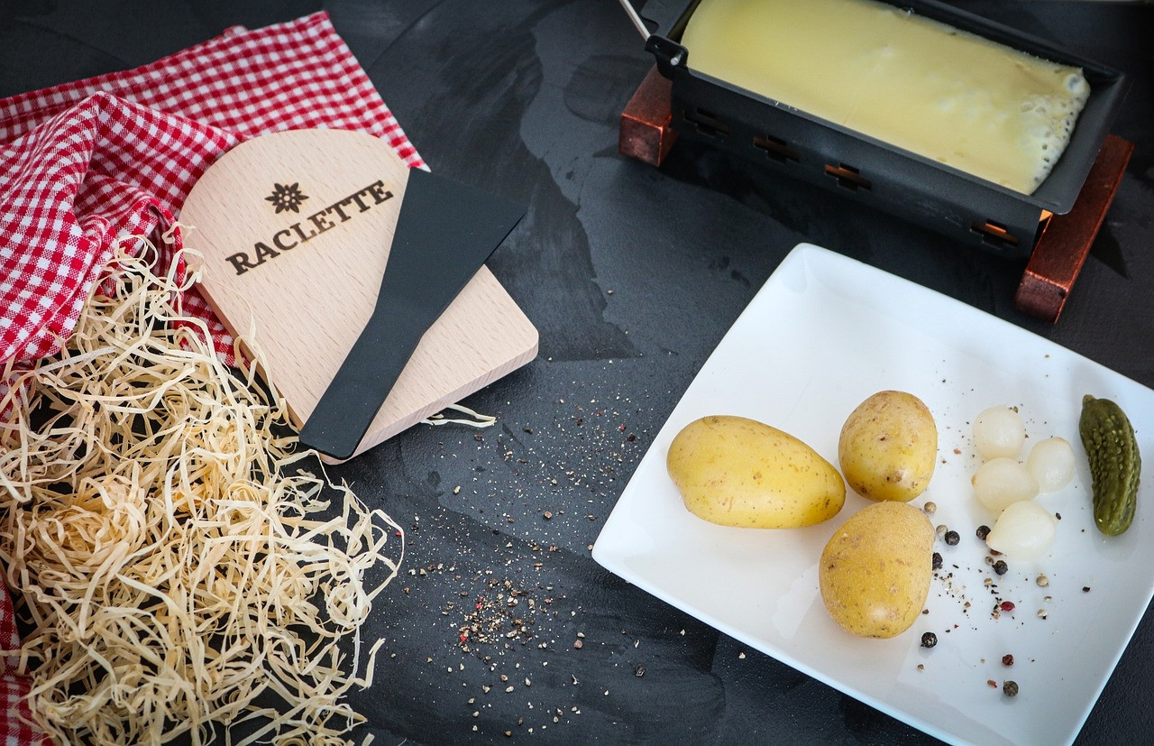 Raclette: Den Namen erhielt der Käse offiziell erst im Jahr 1874. 