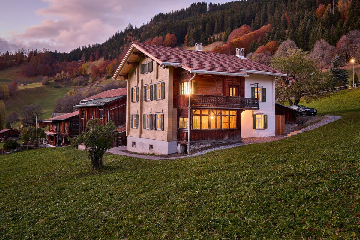 Ungewöhnlich gross: Das Haus im Boden in Klosters-Monbiel bietet Platz für bis zu zwölf Personen.